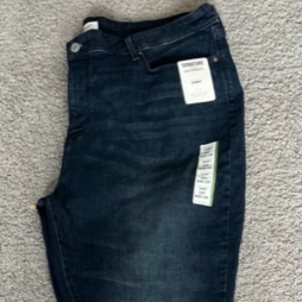 Signature by Levi Strauss & Co. Gold Label Women's Totally Shaping Skinny Jeans